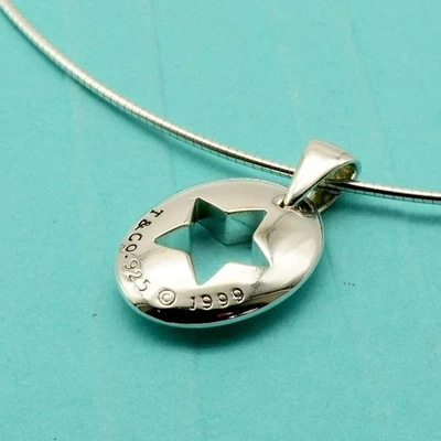 Collana con ciondolo girocollo in argento 925 Tiffany & Co. stella ovale 17... - Immagine 1 di 4