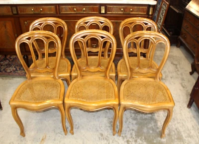 Juego de 6 sillas de comedor francesas antiguas con asiento de caña Luis XV patas descapotables de madera frutal Foto 1 de 4