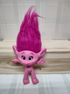 2015 Hasbro DWA LLC rosa Trollpuppe Mohn 5 Zoll - Bild 1 von 8