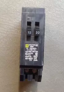 SQUARE D HOMT1520 HOMELINE INTERRUTTORE TANDEM 15A/20A 2 POLI 120/240VAC - Foto 1 di 5