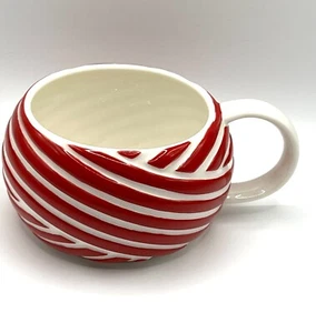 Starbucks Red White Swirl Holiday Christmas Peppermint Coffee Mug 2013 12 oz - Picture 1 of 7