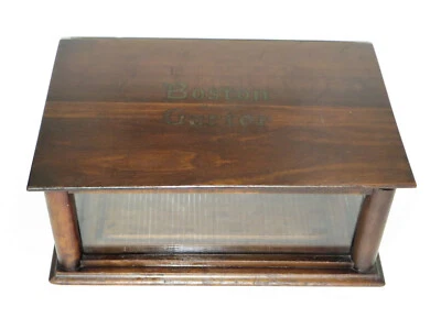Antigua caja de exhibición de madera y vidrio de escritorio Boston Garter Foto 1 de 4