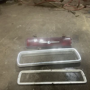 1964 Ford Thunderbird Tail Light Taillight Brake Stop Lamp And Trim Bezel - Foto 1 di 5