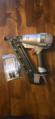 Neumático calibre 15 Porter-Cable 2-1/2 pulg. Clavadora Acabado Angulado Nueva Foto 1 de 4