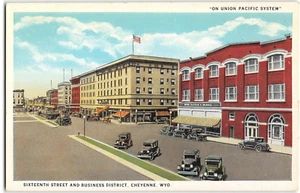 Postal vintage de la calle dieciséis y distrito comercial, Cheyenne, Wyoming década de 1920 - Imagen 1 de 2