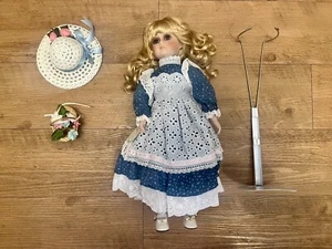 Coleccionable. Vintage. Muñeca de porcelana Alberon. "Sarah" en caja. Con soporte. - Imagen 1 de 4