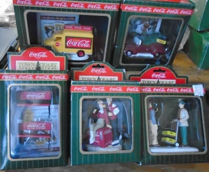 Lotto 5 accessori Coca Cola Town Square collezione villaggio nuovi con scatola panche camion - Foto 1 di 13