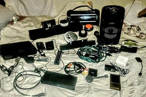 Enorme pacchetto elettronico: altoparlanti Bluetooth, cavi HDMI, stazioni di ricarica,... - Foto 1 di 20