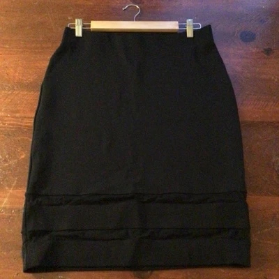 Falda para mujer Joseph Ribkoff talla 10 negra, paneles transparentes en el dobladillo, elástica Foto 1 de 4