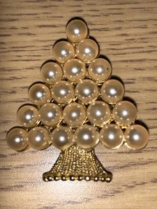 Vintage GIOVANNI Faux Pearls Brushed Gold Tone Christmas Tree Pin Brooch Holiday - Picture 1 of 5