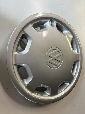Крышка ступицы колеса 14 дюймов 1993-99 VOLKSWAGEN GOLF JETTA 61523 P/N 1HM 601 147 от оригинального производителя - Изображение 1 из 4