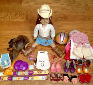 BAMBOLA RAGAZZA AMERICANA 18" COWGIRL NICKI FLEMING VESTITI SCARPE LOTTO 2007 DANNI TLC - Foto 1 di 13