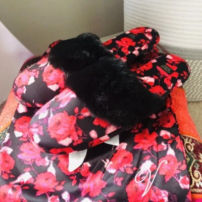 Nuevo con etiquetas Zapatillas de satén y bolso de satén Victorias Secret Signature floral talla mediana Foto 1 de 4