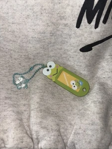 Keroppi Namensschild Abzeichen süß Schlüsselanhänger Rucksack und Taschenanhänger Schlüsselring - Bild 1 von 4