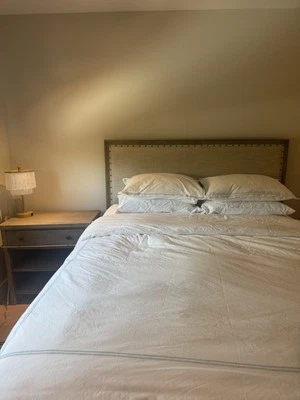 Pottery Barn Headboard And Nightstand  Foto 1 de 4