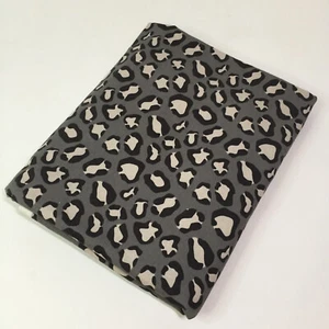 Tela con estampado de animales gris negro blanco de 2 yardas 42" de ancho Riley Blake Wild Thing - Imagen 1 de 5