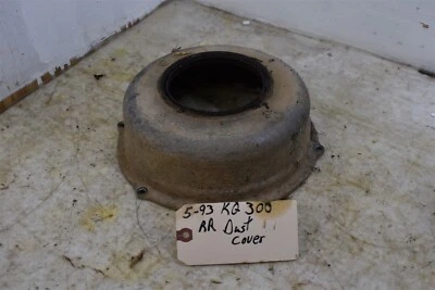 1993 Suzuki King Quad 300 tampa de poeira de freio traseiro 64123-39D00 - Imagem 1 de 2