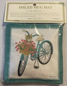 Tappetino tazza Alice's Cottage cotone profumato speziato NUOVO sottobicchiere gatto in cestino bicicletta - Foto 1 di 3