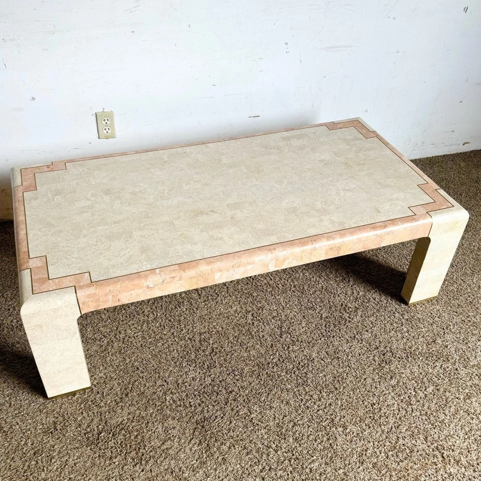 Mesa de centro posmoderna de piedra teselada beige y rosa con incrustaciones de latón Foto 1 de 1