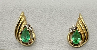 Brincos de ouro amarelo 14K com esmeralda e diamante em forma de pera 0,34 ctw - Imagem 1 de 4