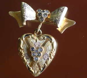 MEDALLÓN CORAZÓN RELLENO DE ORO VINTAGE CON PEDRERÍA Y TAPA DE LAZO - 1 1/4" X 1" - EXCELENTE - Imagen 1 de 10