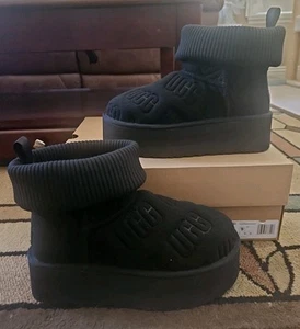 BOTAS UGG CLÁSICAS MINI PLATAFORMA FIELTRO PIEL DE OVEJA NEGRAS MUJER TALLA US 9 NUEVAS - Imagen 1 de 8