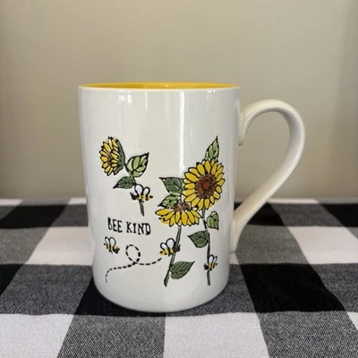Taza de café, té y coca Tag Bee Kind con diseño floral y abeja de girasol Foto 1 de 4