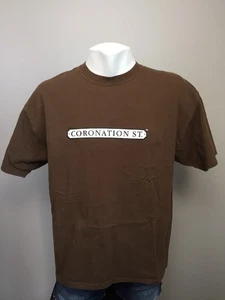 Camiseta De Colección Coronation Street Marrón Extra Grande CBC Televisión Canadá XL 2002 - Imagen 1 de 6