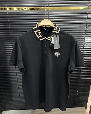 Camiseta Polo Versace Para Hombre Manga Corta Negra Dorada EE. UU. Talla Ajustada Bordada Logo Foto 1 de 2