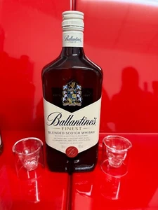 Ballantine's Finest Scotch Blend. Whisky, 0,7lt +2xTotenkopf/Schädel Shotglässer - Bild 1 von 3
