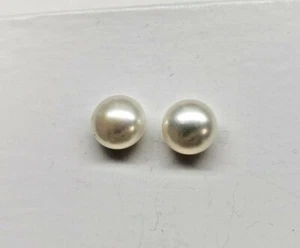 Set of 2 half drilled pearls. 9.0mm round FLAT pearls. - Picture 1 of 4