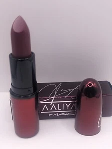 Lápiz labial AALIYAH para MAC MORE THAN A WOMAN en caja 3 g/.10 oz - Imagen 1 de 4