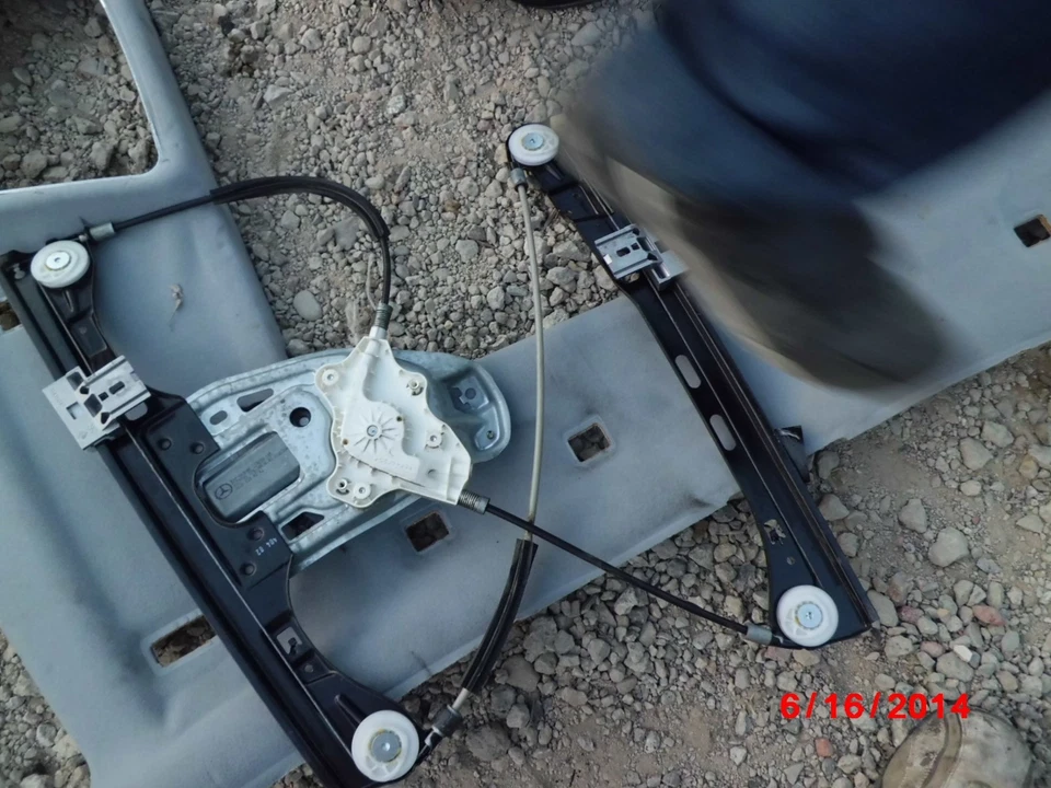 2001-2006 Mercedes-Benz W203 C320 C240 C230 C280 C200 C32 window regulator RIGHT - Image 1 of 1