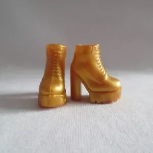 NUOVO! 2023 Barbie Extra Fly Safari bambola da viaggio oro stivali da trekking ~ scarpe - Foto 1 di 5