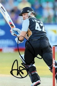 NUEVA ZELANDA CRICKET: BRENDON McCULLUM FIRMADO 6x4 ODI FOTO DE ACCIÓN + CERTIFICADO DE AUTENTICIDAD - Imagen 1 de 1