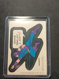 Hawkeye 1975 Topps Marvel Super Heroes Stikers Annie Oakley ¡No lo soy! - Imagen 1 de 13