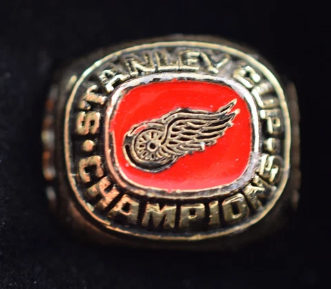 Detroit Red Wings 1997 Stanley Cup Champions replica ring, size 8 Cover