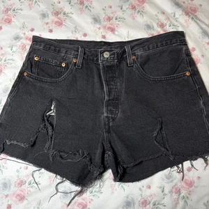 Pantalones cortos de mezclilla Levi's 501 para mujer talla 14 negros desgastados tiro alto corte - Imagen 1 de 5