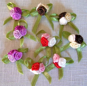 N°26 - LOT de 3 Appliques NOEUDS BOUQUET 3 FLEURS ROSES SATIN ** 30 x 30 mm ** - Imagen 1 de 5