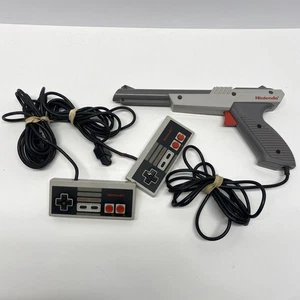 Original 1985 Nintendo NES Zapper Duck Hunt Gun & 2 NES Controllers NES-005 - Picture 1 of 13