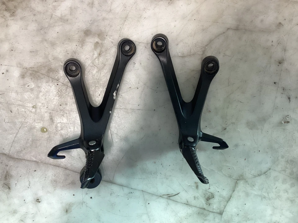 17-24 Suzuki GSXR 1000 CLAVIJAS TRASERAS PASAJERO REPOSAPIÉS DERECHO IZQUIERDO OEM Foto 1 de 1