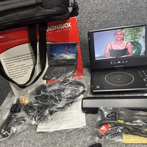 MAGNAVOX LETTORE DVD PORTATILE 8,5" SCHERMO GIREVOLE MPD885 TELECOMANDO NUOVO IN SCATOLA - Foto 1 di 5