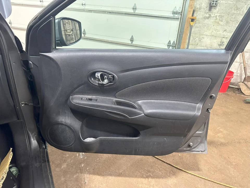 14 15 16 17 18 NISSAN VERSA Front Door Trim Panel Passenger Side Right Foto 1 de 1