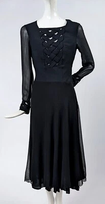 КРАСИВЫЙ ВИНТАЖНЫЙ 1960-Х ФРАНЦУЗСКИЙ ЧЕРНЫЙ ШЕЛК ШИФОНОВОЕ ПЛАТЬЕ W CRISS КРЕСТ СПЕРЕДИ - Изображение 1 из 4