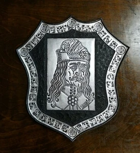VLAD DRACULA SCHILD SILBERFARBEN ECHTLEDER RÜCKENAUFNÄHER - Bild 1 von 4