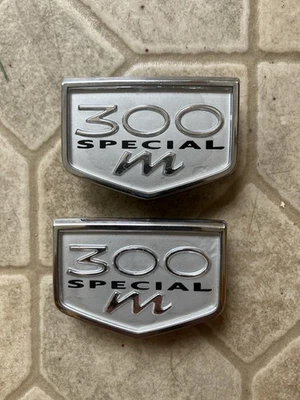 Chrysler 300M 1999-2004 emblemas de guardabarros de plástico Foto 1 de 2