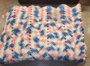 Coperta bambino vintage 58x39" fatta a mano all'uncinetto rosa pastelli e blu - Foto 1 di 8