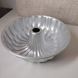 Wilton 10" Bundt Cake / Jello Mold Pan 2105-5008 Aluminum - Picture 1 of 7