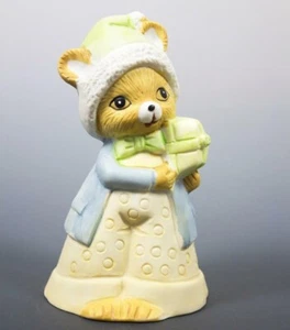 Biskuitporzellan handbemalt Pastell Bär mit Geschenk Weihnachtsglocke 4,75" hoch - Bild 1 von 6