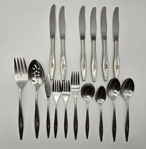LOT of 16 Pieces Oneida Oneidacraft Deluxe LASTING ROSE Stainless Flatware READ - Picture 1 of 7